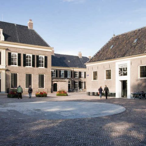 Het Hiekerhoes ligt vlakbij Assen, waar je het Drents museum vindt.