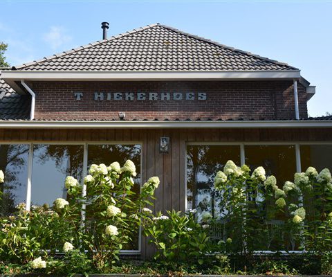 Groepsaccommodatie met 9 slaapkamers gevestigd in voormalig schooltje in hartje Drenthe.